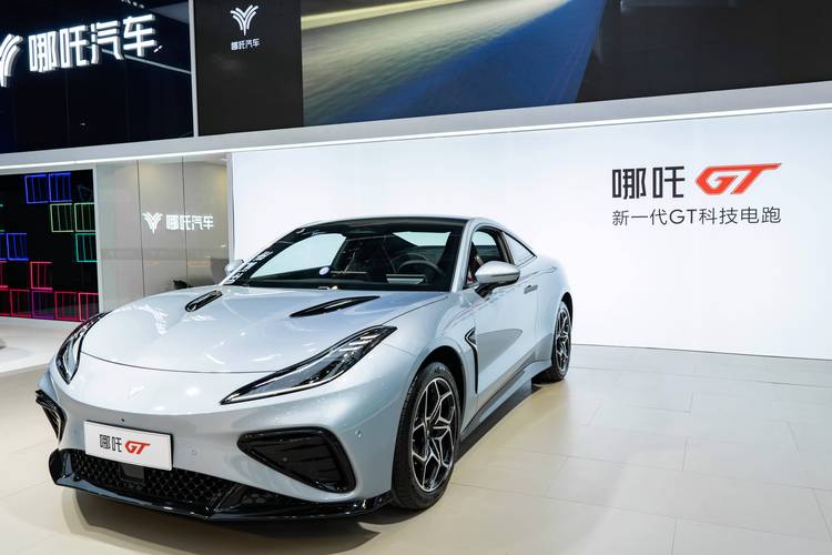 深圳107哪吒汽车在智能汽车领域的表现，领途汽车在新能源汽车市场中的影响力